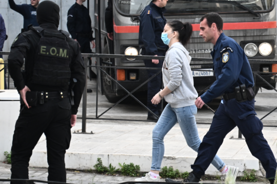 Η μητέρα του ανήλικου θύματος λίγο πριν την ανακοίνωση της αποφυλάκισής της